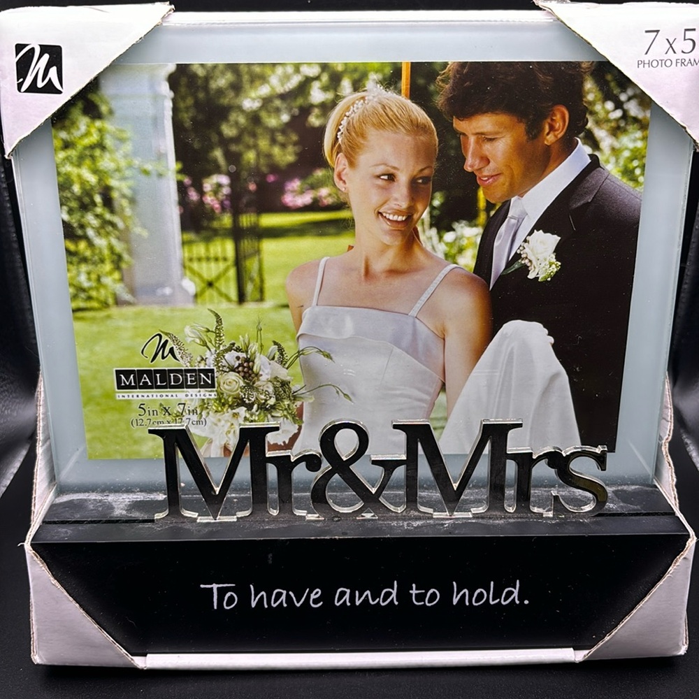 Mr & Mrs 7x5 photo frame